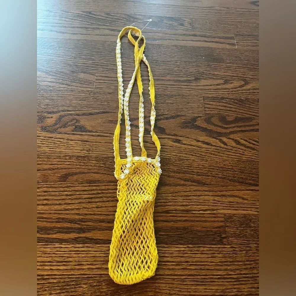 Urban Outfitters Daisy Trim Bottle Sling - Picture 5 of 5
